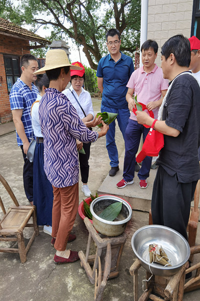 包粽子现场.jpg